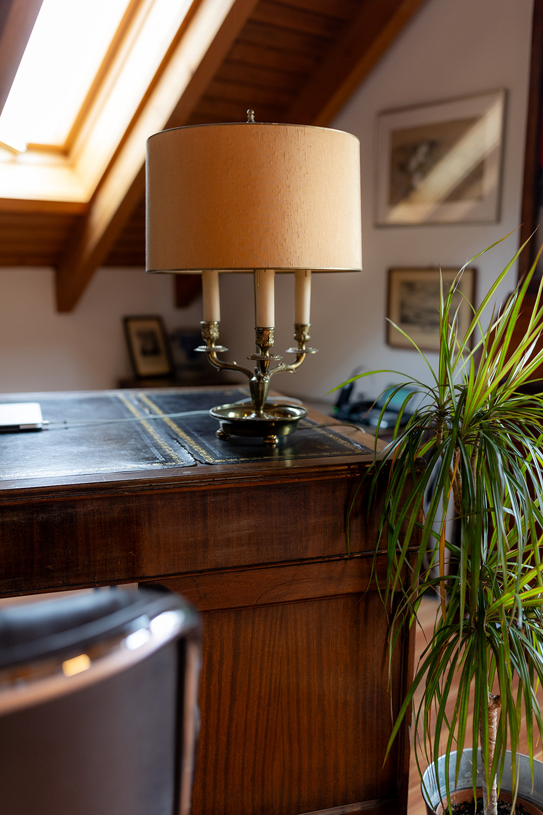 Eine schicke, altertümliche Lampe auf dem Schreibtisch von Maximilian Schüßler