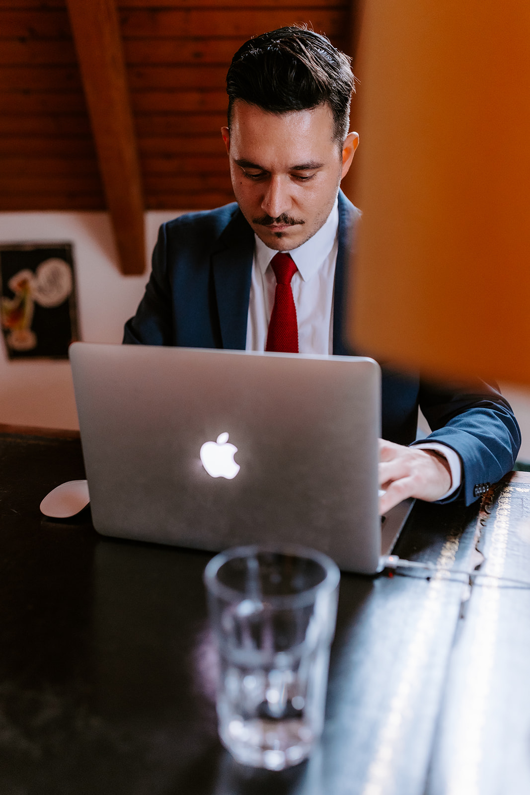Maximilian Schüßler arbeitet konzentriert an seinem MacBook