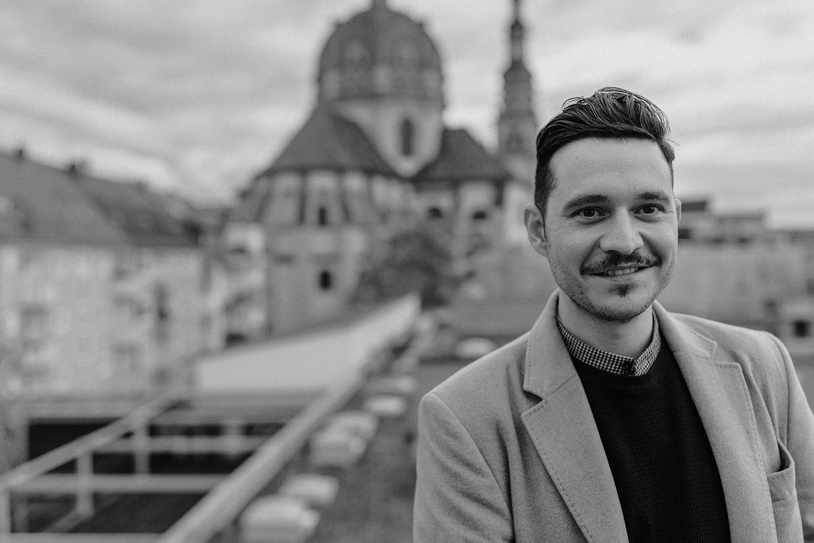 Zeigt die schöne Architektur von Gebäuden in der Nähe der Kanzlei