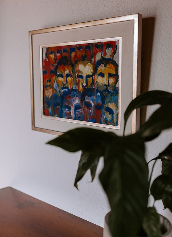 Gemälde in der Kanzlei mit einer Pflanze davor